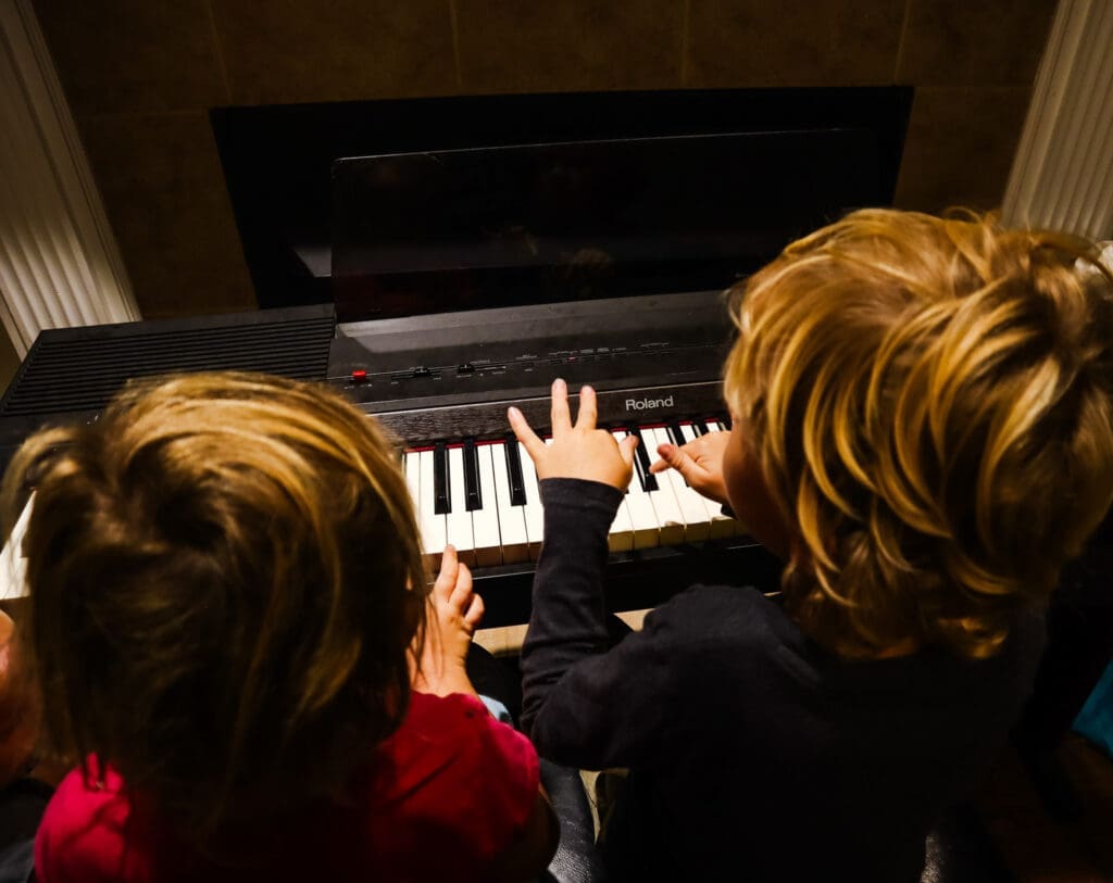 2 children playing piano